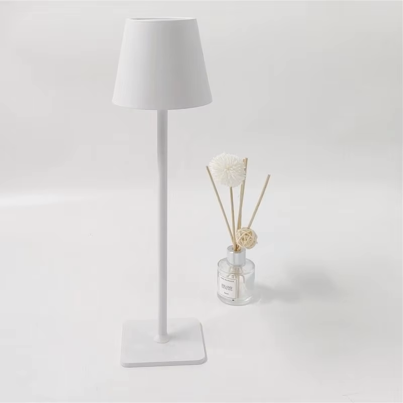 Kasi - Battery-powered table lamp with touch